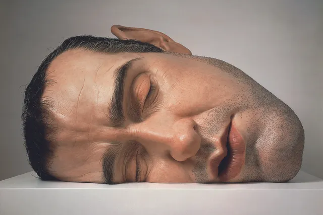 Ron Mueck et ses créatures s'installent à la Fondation Cartier