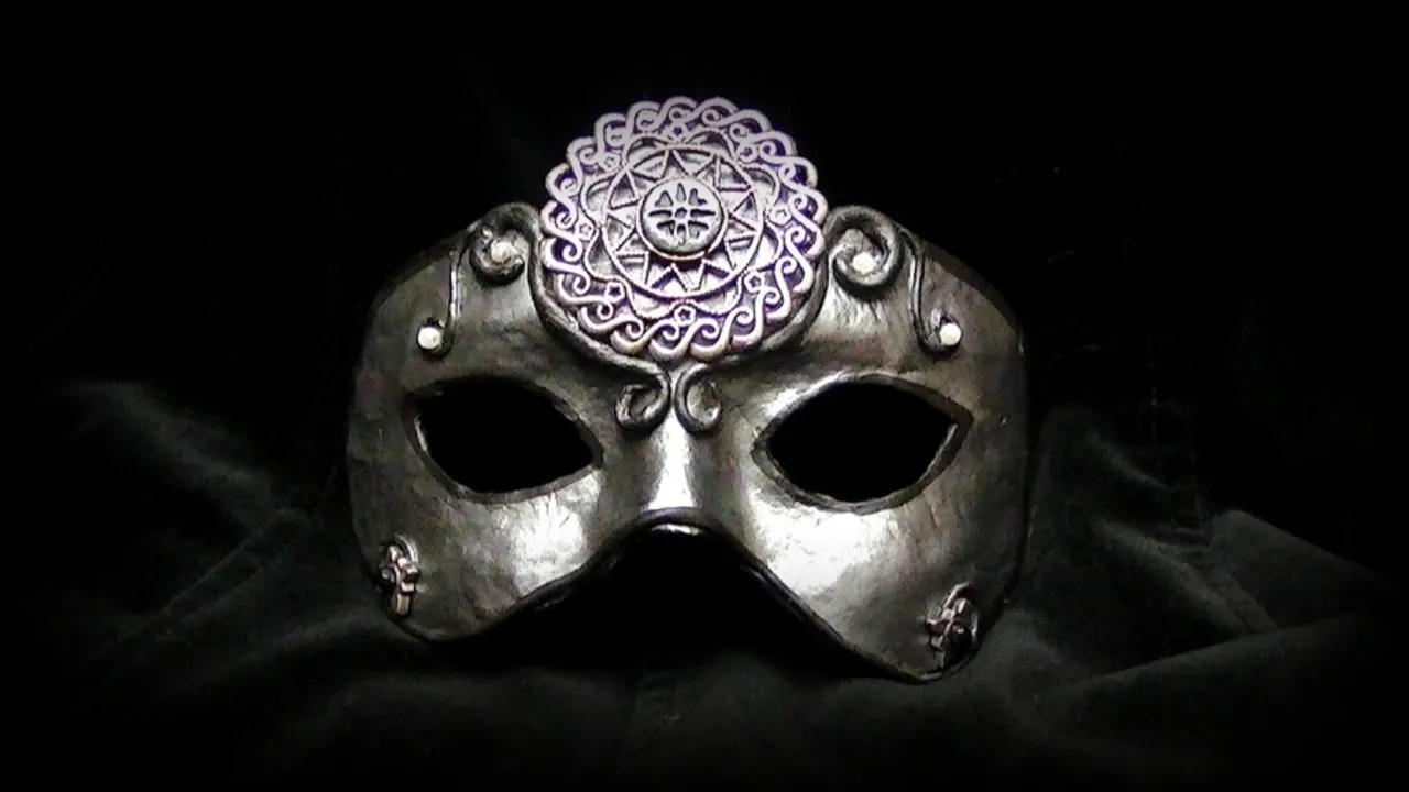 Mascarade : Tendancieux ◊ Elégant ◊ Décadent ◊ Masqué