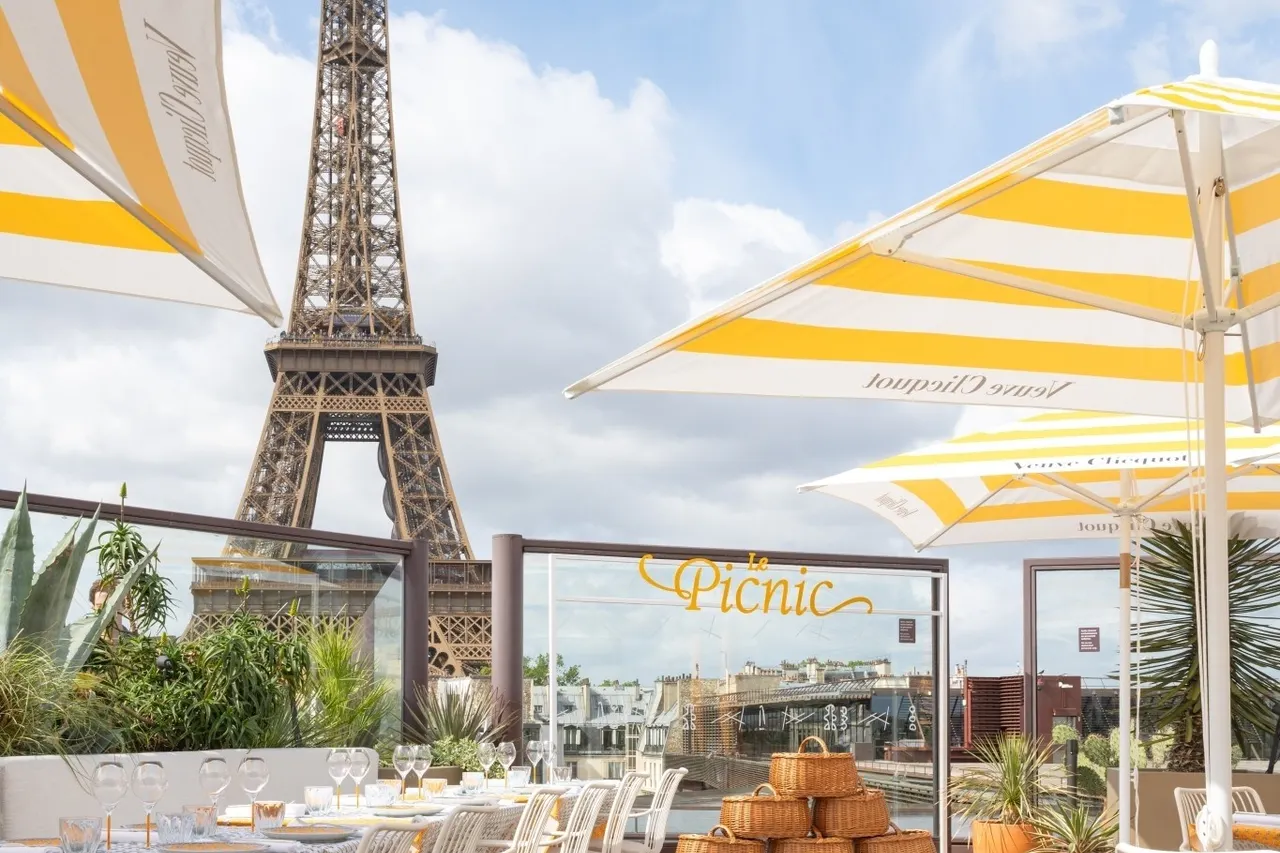 Bar Les Ombres - Le Picnic by Veuve Clicquot