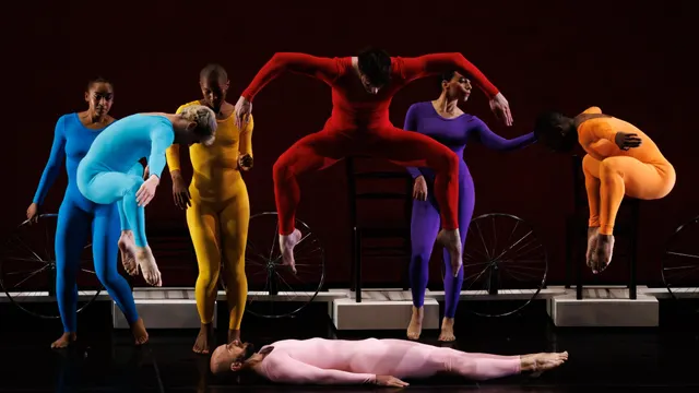 "Dancing with Bob : Rauschenberg, Brown et Cunningham Onstage" de la Trisha Brown Dance Company