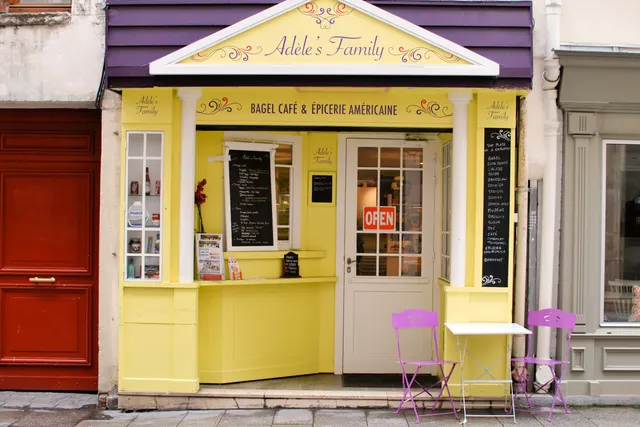 Adèle's family : une maison jaune peu banale.
