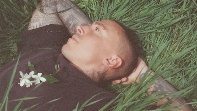 Noah Gundersen: Intimate Solo Performance of New Music