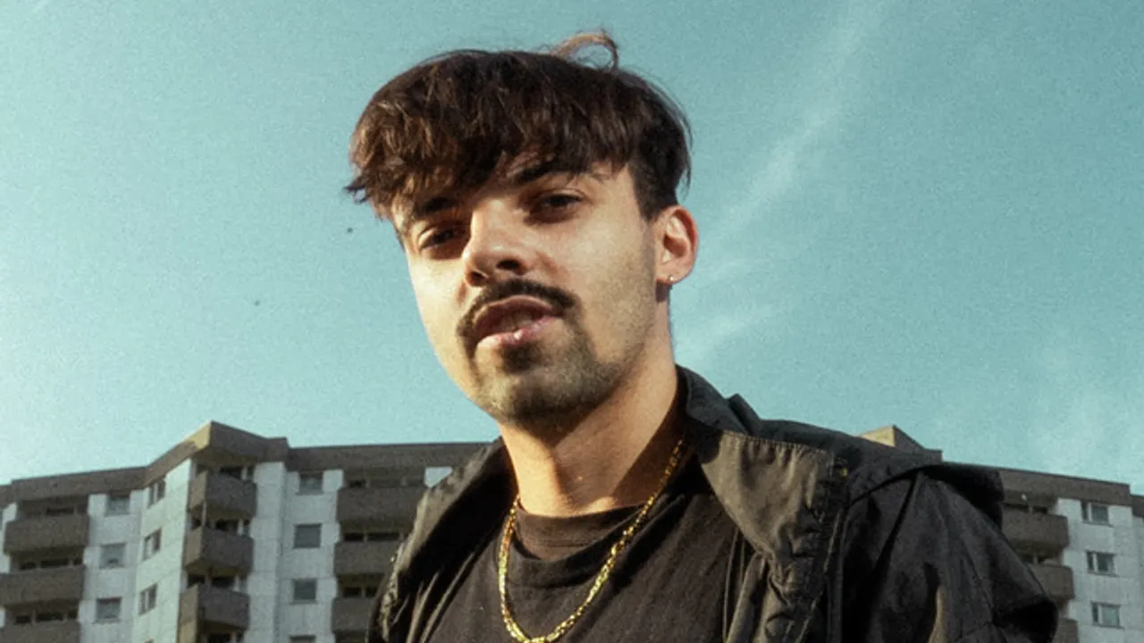 Pisica Invite Whalien: Area Øne b2b Niotech, Flymeon