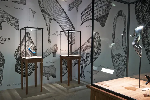 Virgule, etc : Roger Vivier et ses escarpins déambulent au Palais de Tokyo