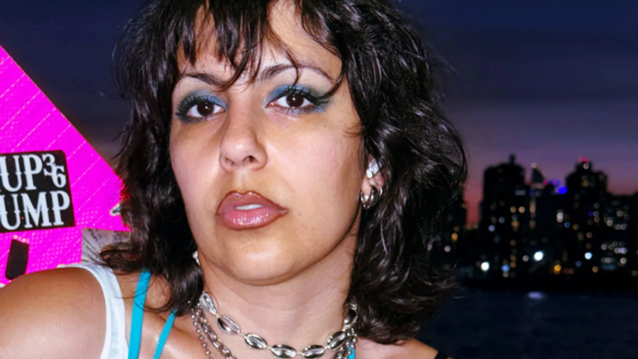 La Scarlette - Moistbreezy, Shoshana, Lux & More