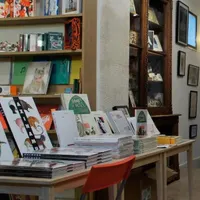 Chez les libraires associés
