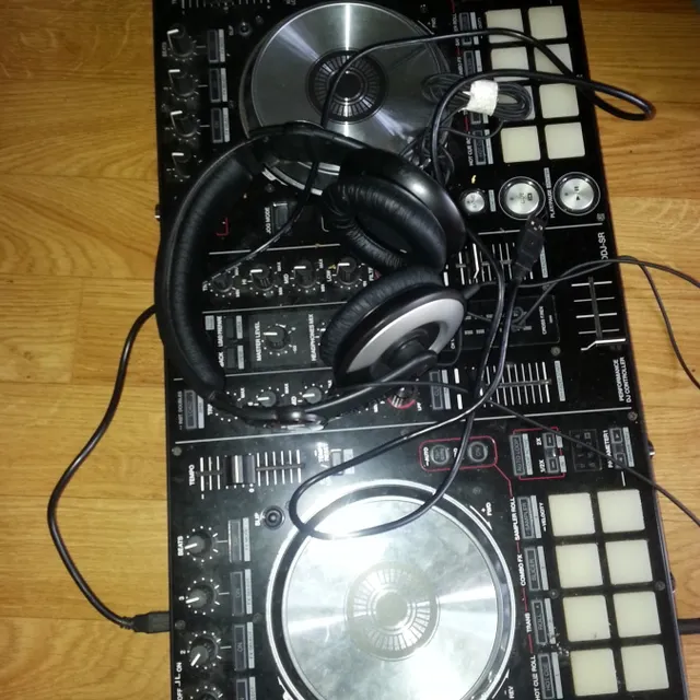 Dj B