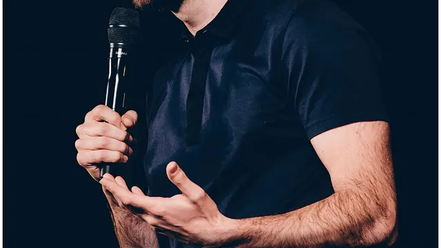 KYAN KHOJANDI dans son nouveau spectacle