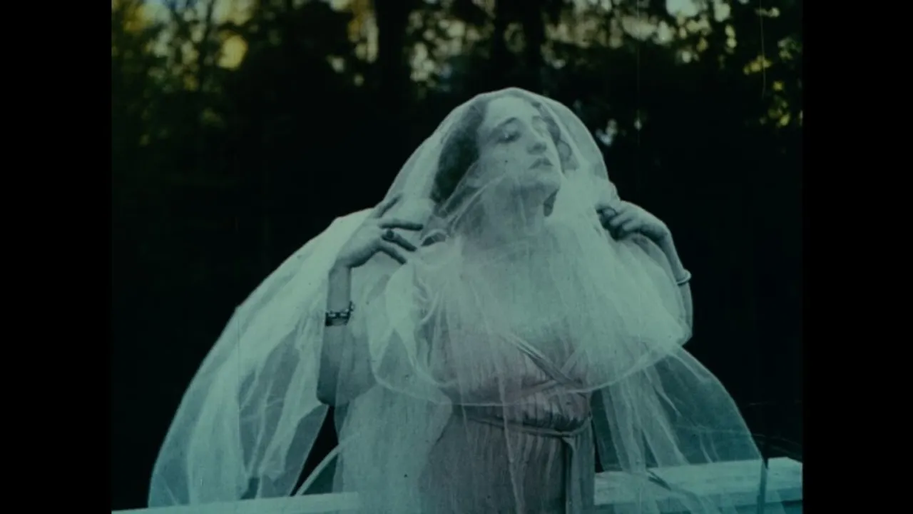 Projection du film Rapsodia satanica de Nino Oxilia.