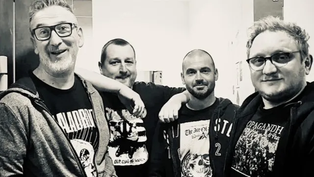 Les Sales Majestés, The Last Idiots