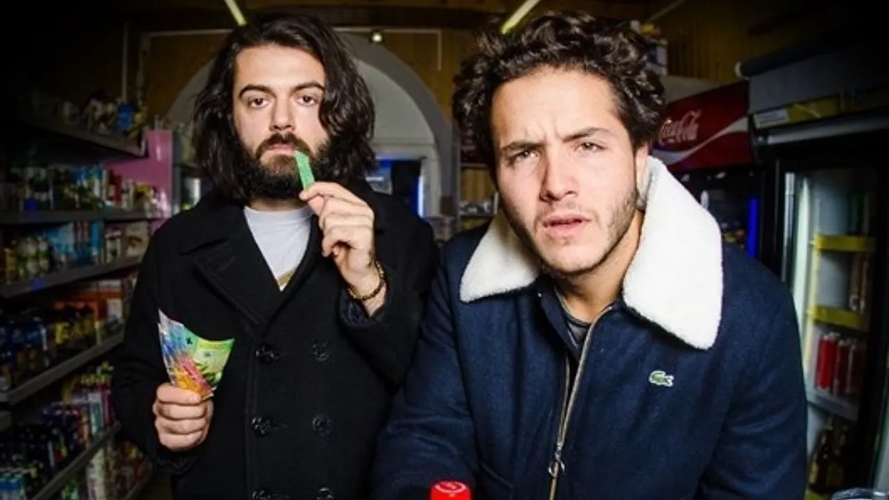 Alexandre Kominek + Charles Nouveau dans Fifty Fifty