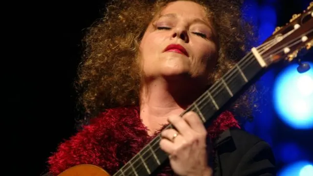 valerie duchateau "la guitare chante barbara"