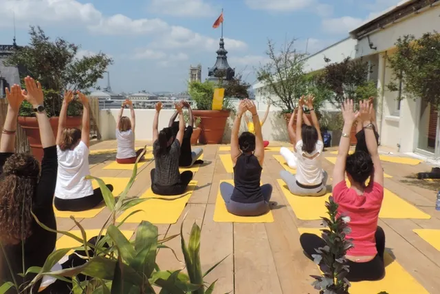 Lolë Spring Meet-ups : cours de yoga gratuits perchés sur un rooftop !