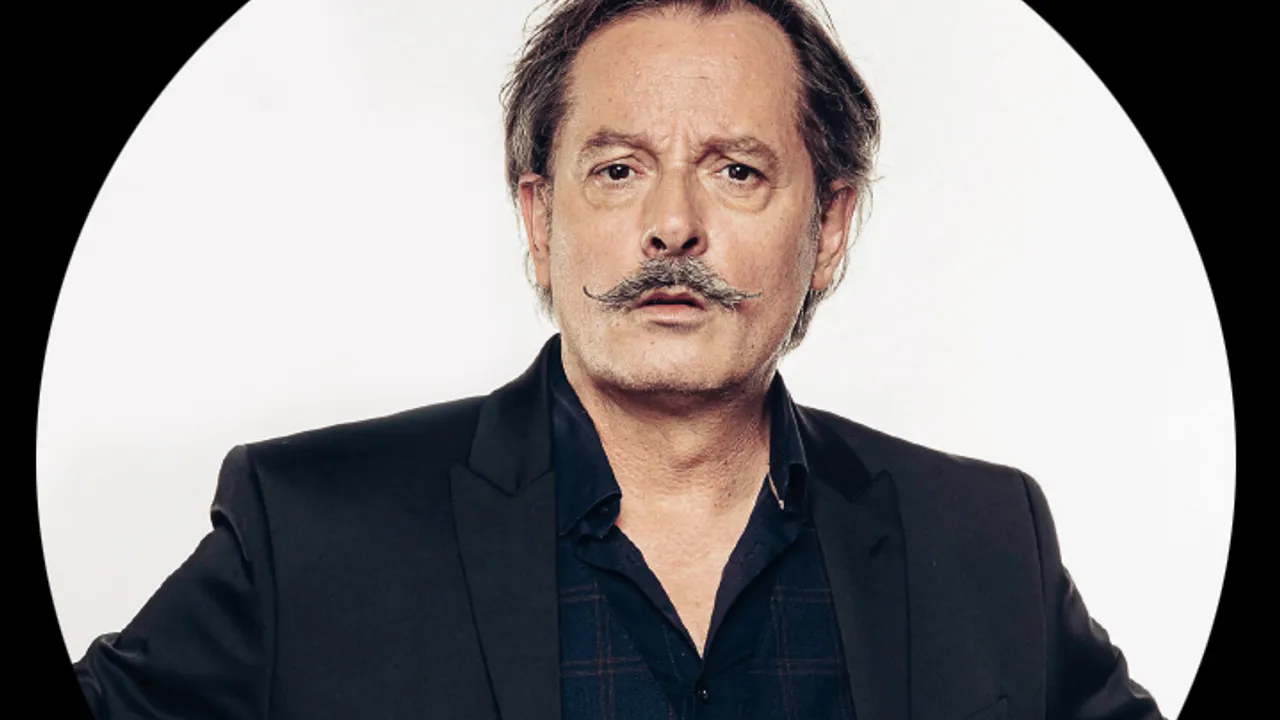 CHRISTOPHE ALÉVÊQUE FAIT SA REVUE DE PRESSE AU THÉÂTRE TRAVERSIÈRE !