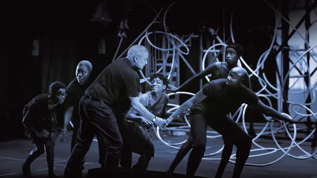 LES NEGRES de J. Genêt, mise en scène de Robert Wilson