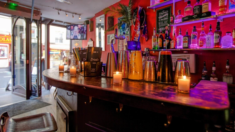 HAPPY HOUR & TAPAS