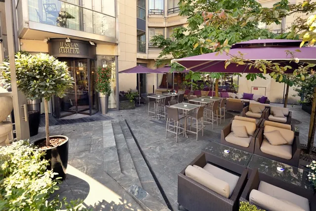 Chiller chic en terrasse à l'hôtel Hilton Arc-de-Triomphe