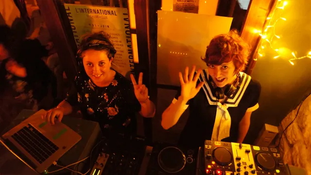 2 GIRLS 1 BEAT