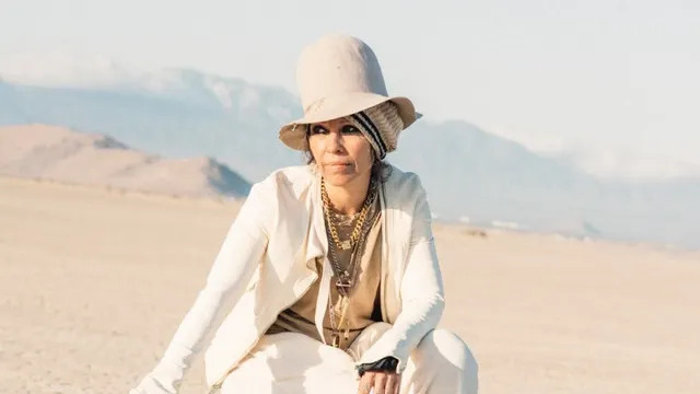 Linda Perry: Live + Signing