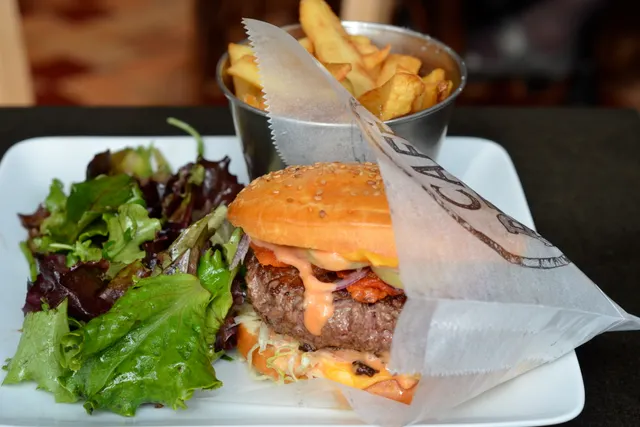 Café Petite, le cheeseburger qui vaut le détour