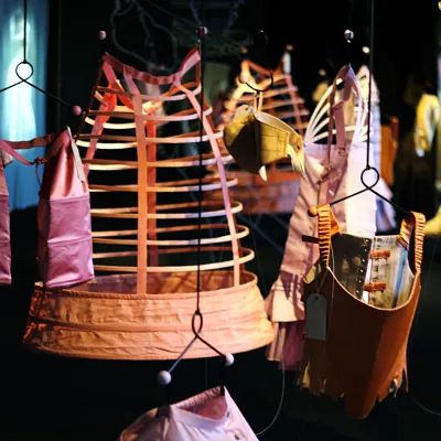 La mécanique des dessous aux Arts Déco : l'expo qui se déshabille