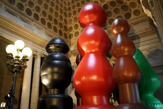 Expo McCarthy : plugs géants et Pères Noël en chocolat