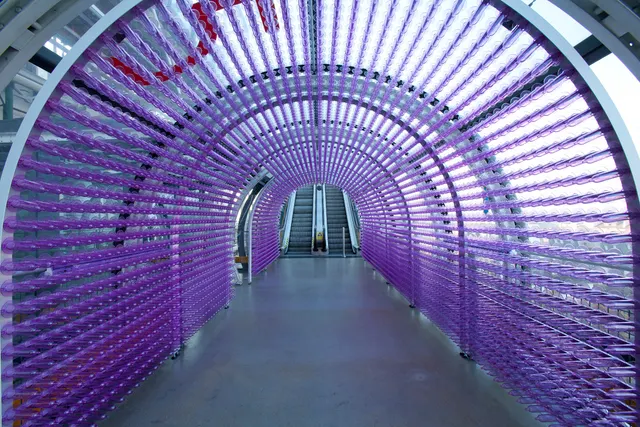 80 000 préservatifs décorent le Centre Pompidou