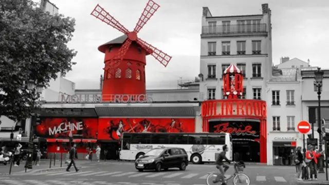 Violette Sauvage Vide dressing à la Machine du Moulin rouge