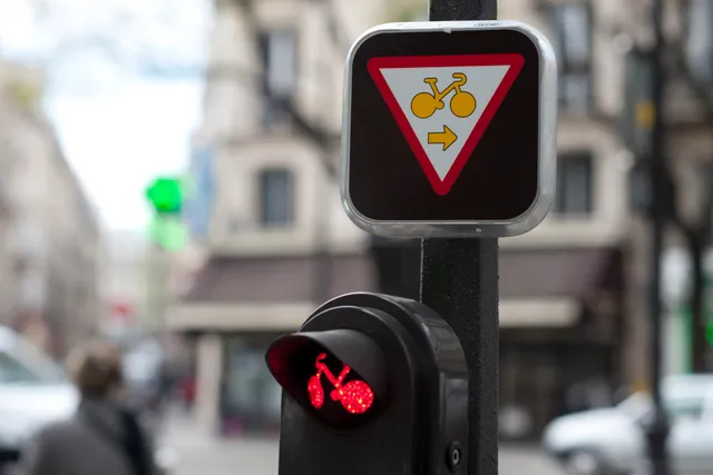 Pourquoi les vélos peuvent-ils griller les feux rouges ?