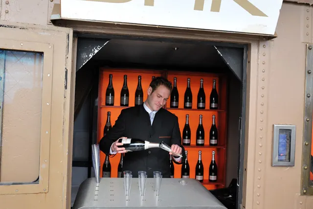 Le bar à champagne de la Tour Eiffel, rendez-vous à 300 mètres d'altitude