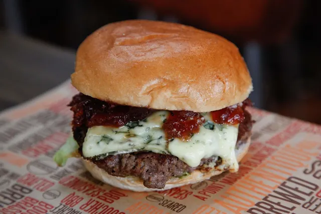 Frogburger, des burgers et de la bière
