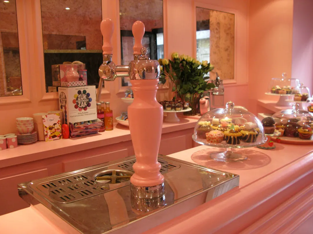 Chloé S. Cupcake Restaurant Shop Paris