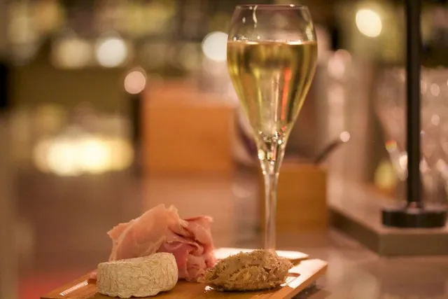 La Dégustation, le nouveau bar à champagne de la rue Lepic