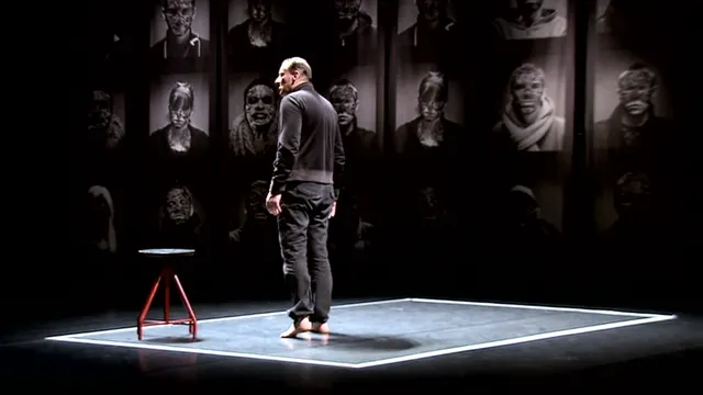 Un homme debout