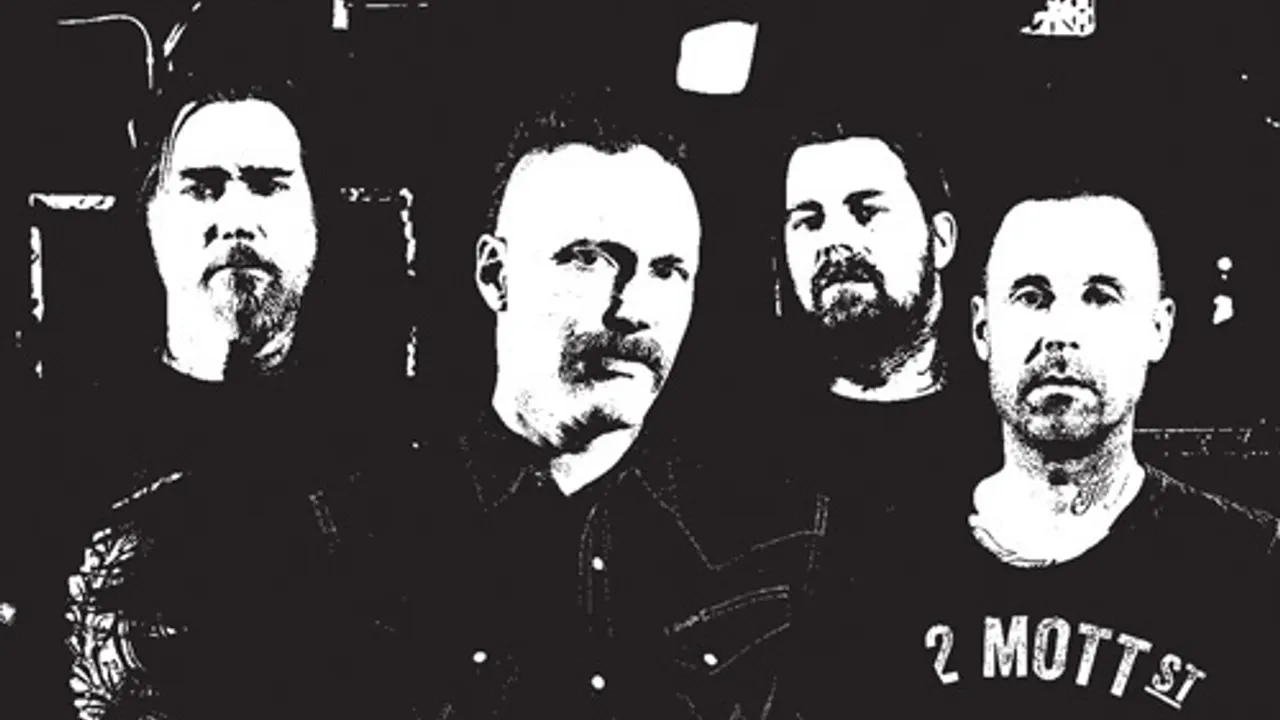 Mustasch + black bone