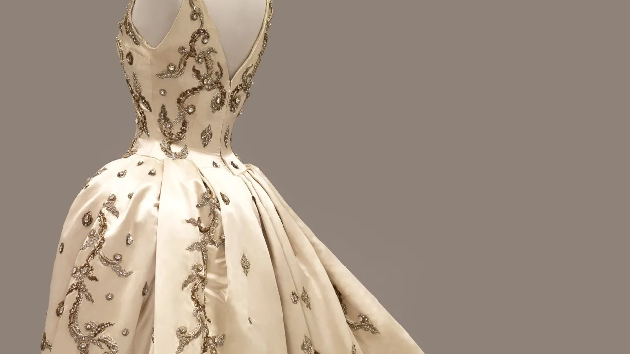 La Mode en majesté. Haute couture et tradition à la cour de Thaïlande