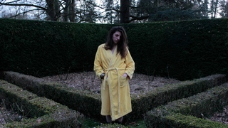 Itinéraire d'une jeune femme en peignoir