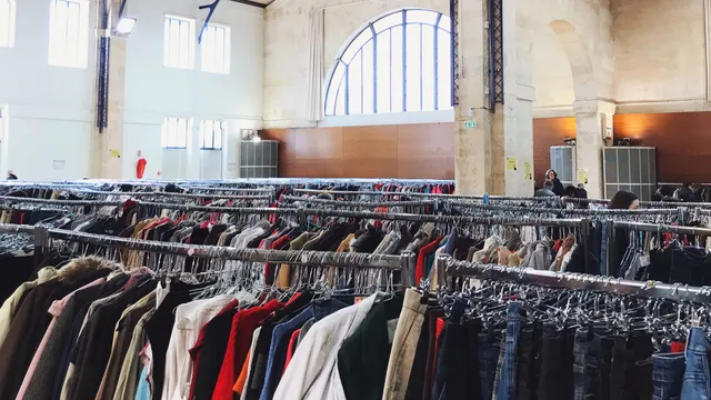 Vente Emmaüs au kilos I Le Hasard Ludique