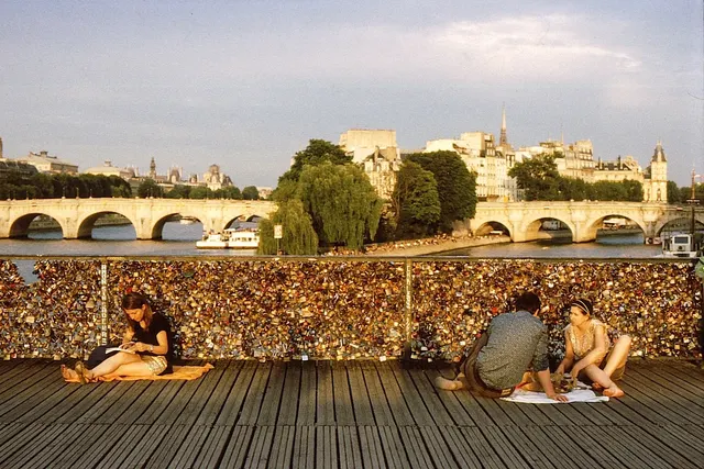 Pont des Arts : les cadenas d'amour laissent place au street art