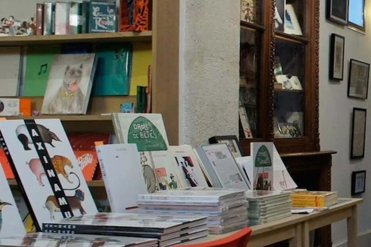 Chez les libraires associés