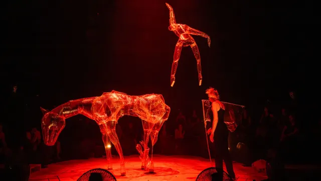 Nocturne (Parade) – Phia Ménard