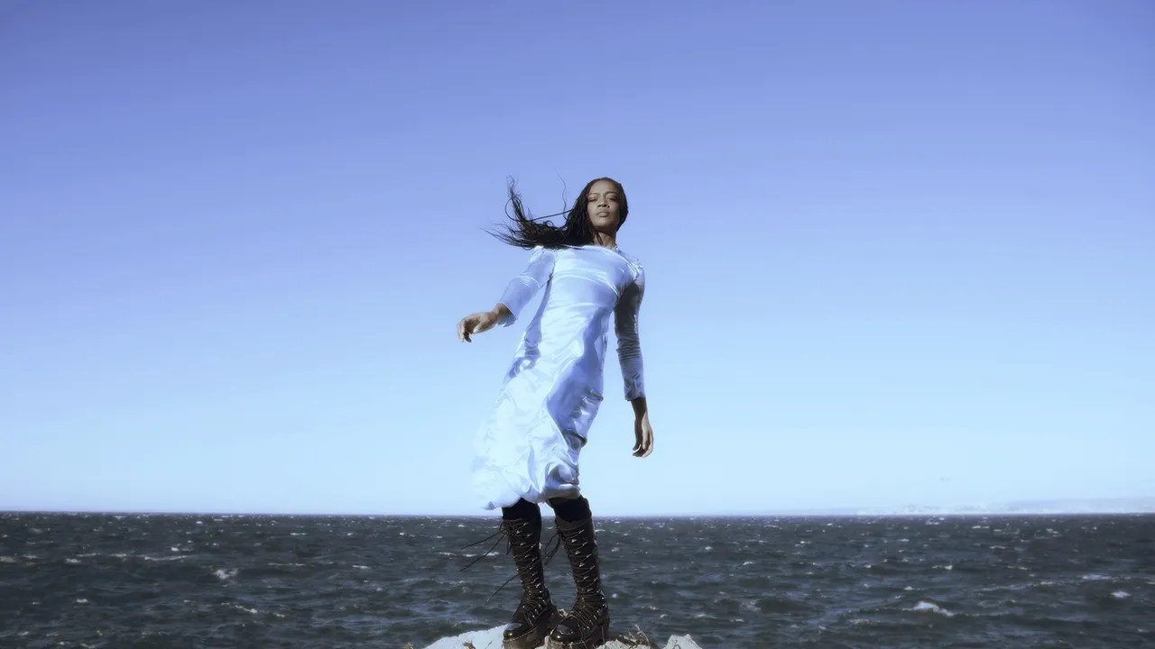 Célia Kameni - Méduse