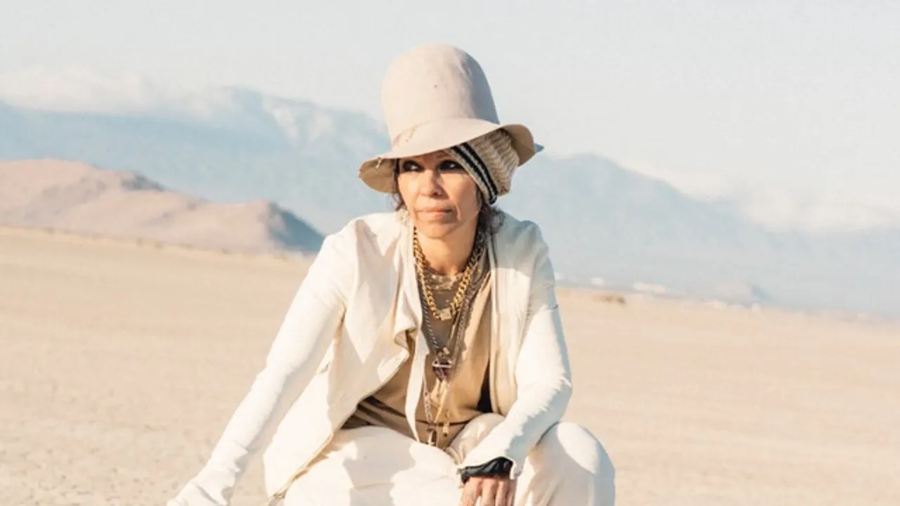 Linda Perry: Live + Signing