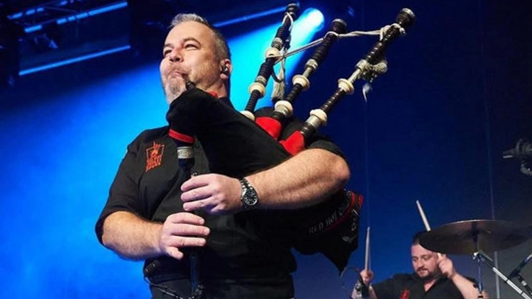 Red Hot Chilli Pipers - the Back To Roots Tour