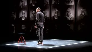 Un homme debout