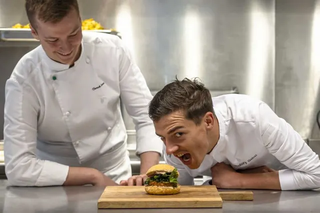 Deux burgers signés Yannick Alléno et Mallory Gabsi chez Père & Fils