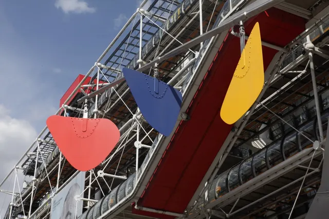 Un mobile s'est posé devant le Centre Pompidou