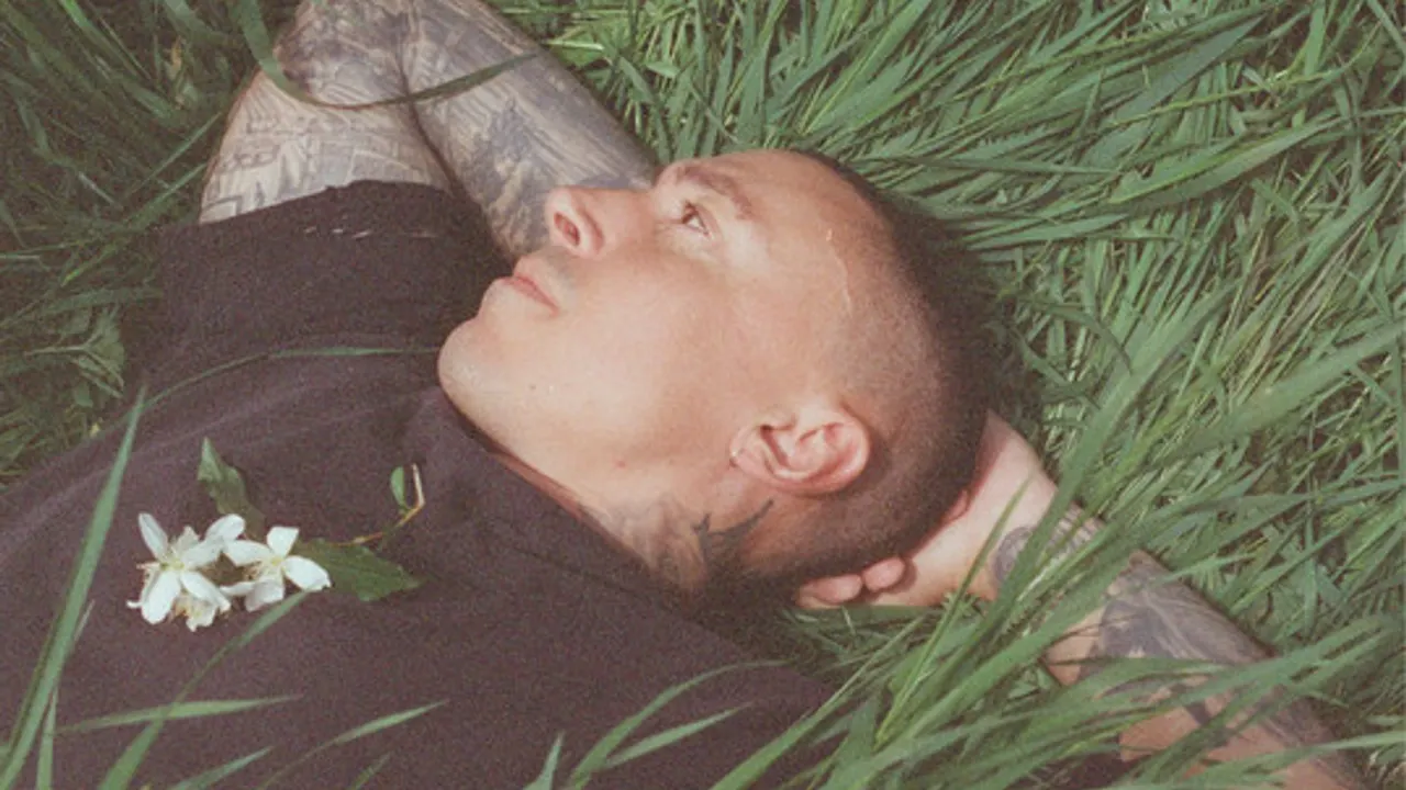 Noah Gundersen: Intimate Solo Performance of New Music