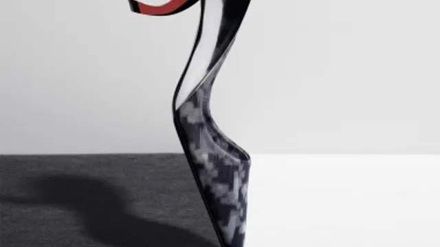 Virgule, etc Dans les pas de Roger Vivier