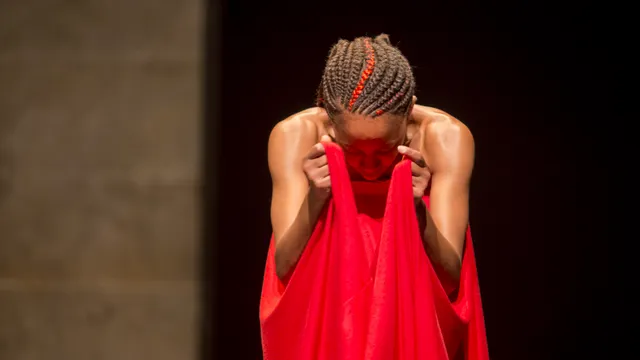 Spectacle : Portraits in red
